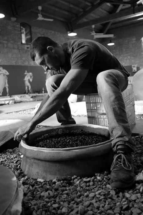 Claudio sigilla un'anfora di terracotta — archivio reale, bianco e nero